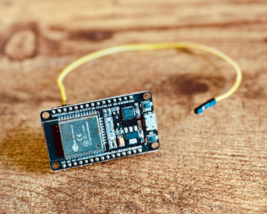 Build Your Own E-Ink Display From a Cheap Used Kindle This Weekend